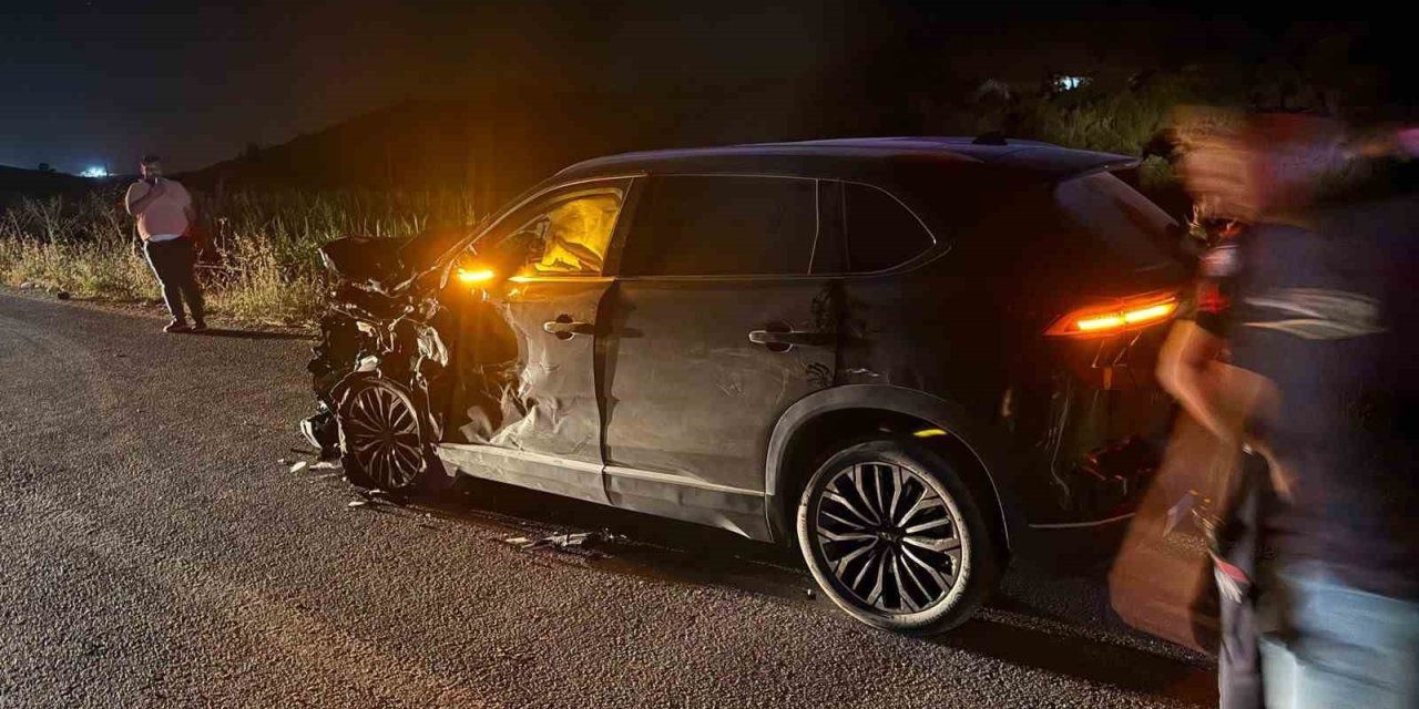 Tali yoldan çıkan traktörle çarpışan araç hurdaya döndü: 6 yaralı