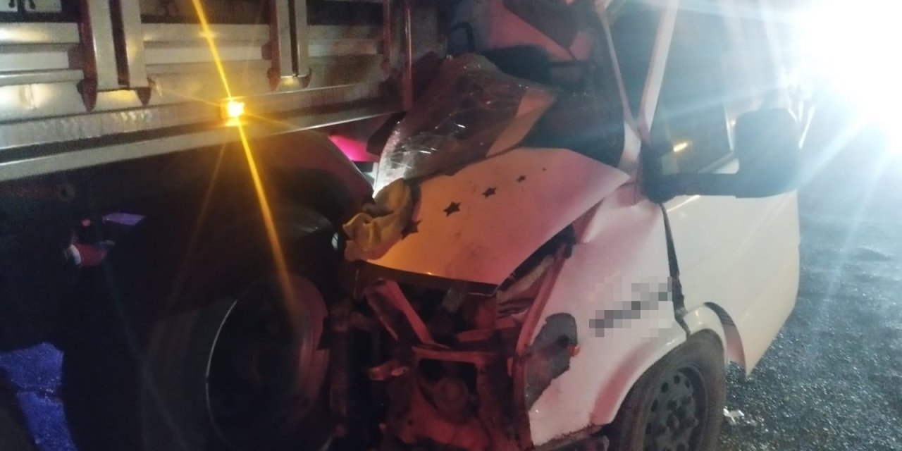 Konya'da kamyonet tıra arkadan çarptı: 1 ağır yaralı