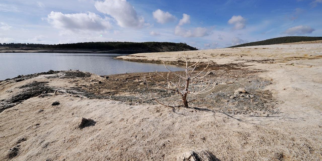 Uşak'a su sağlayan baraj kurudu: Kentte su kesintisi uygulanacak
