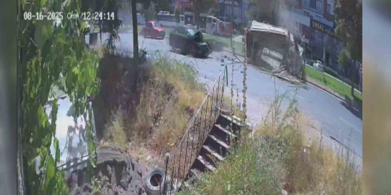 Arkadan çarptığı kamyoneti devirdi: 4 yaralı