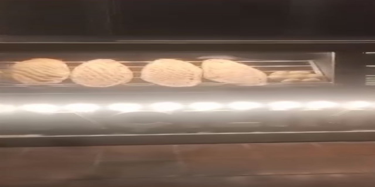 Fare ekmeklerin üstünde gezdi