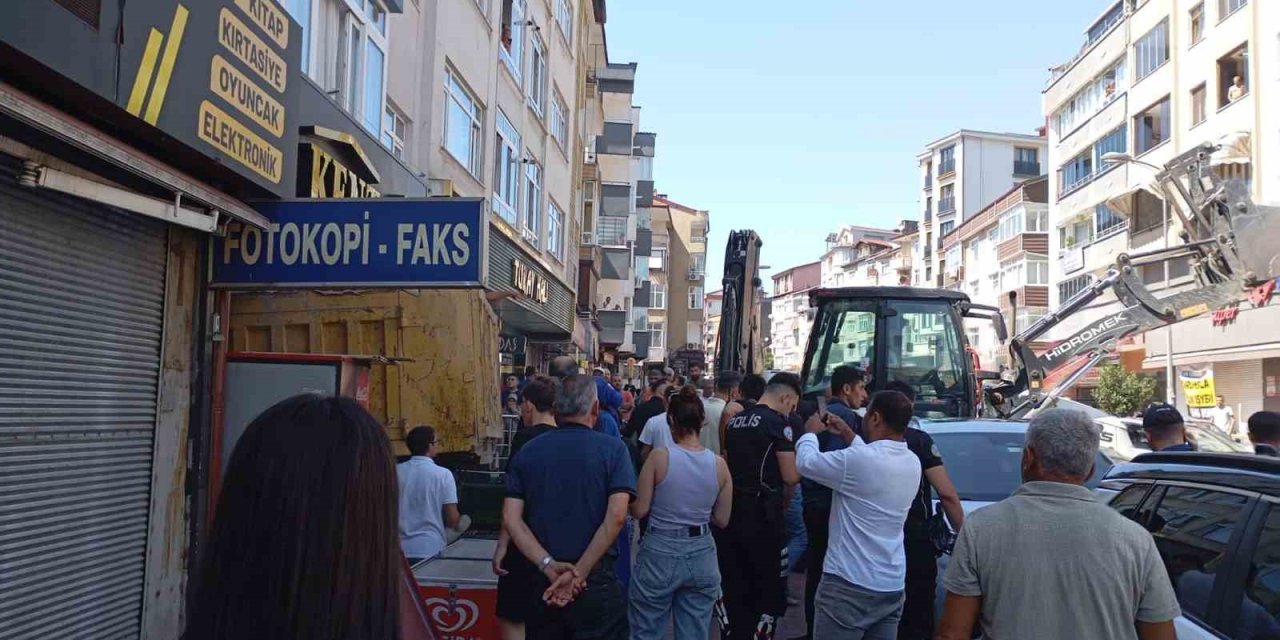 Frenleri patladı, dükkana daldı