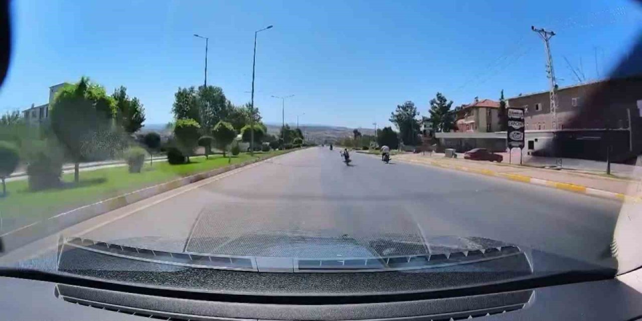 Motosikletlerin üzerine yatarak yarıştılar