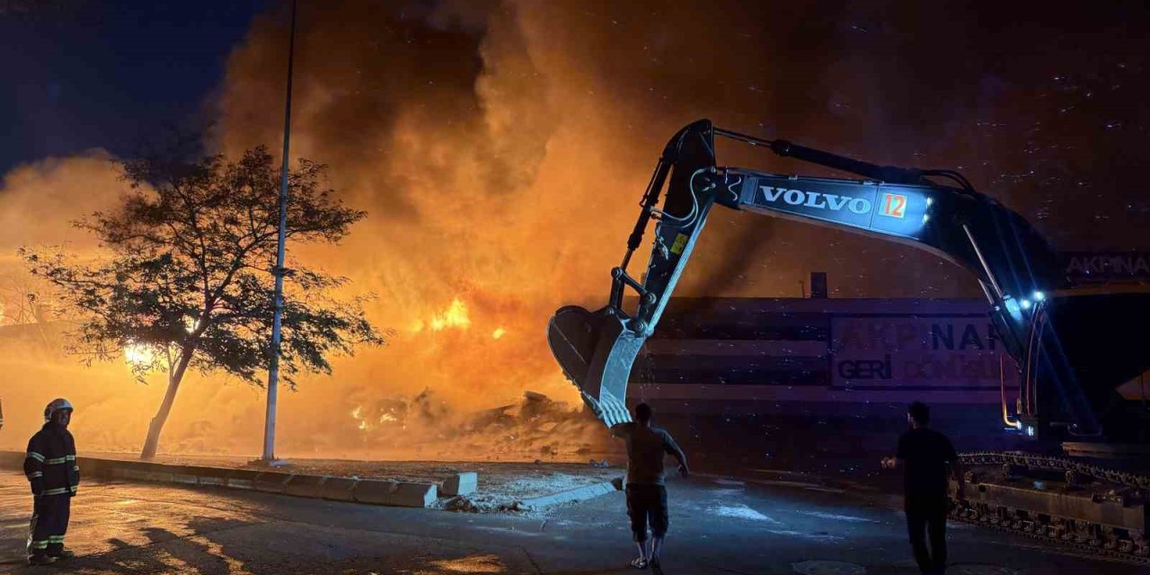 Gaziantep’te geri dönüşüm fabrikasındaki yangın 4. saatinde