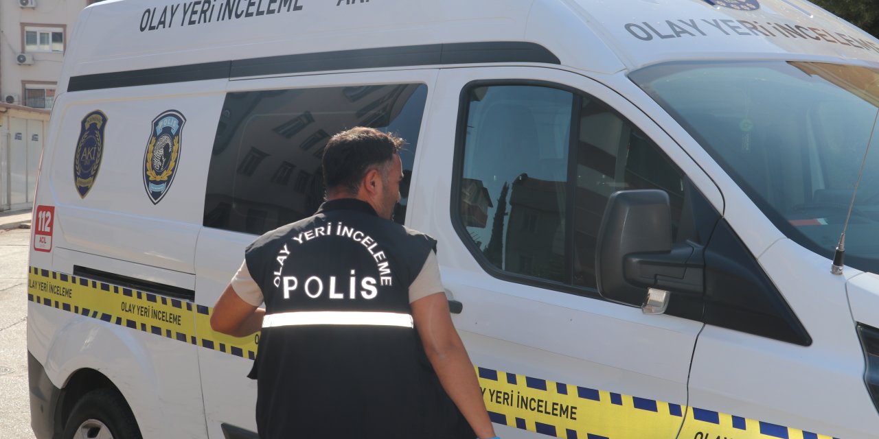 Cezaevinden çıktı, bıçakla eski sevgilisinin evini bastı: 2 yaralı