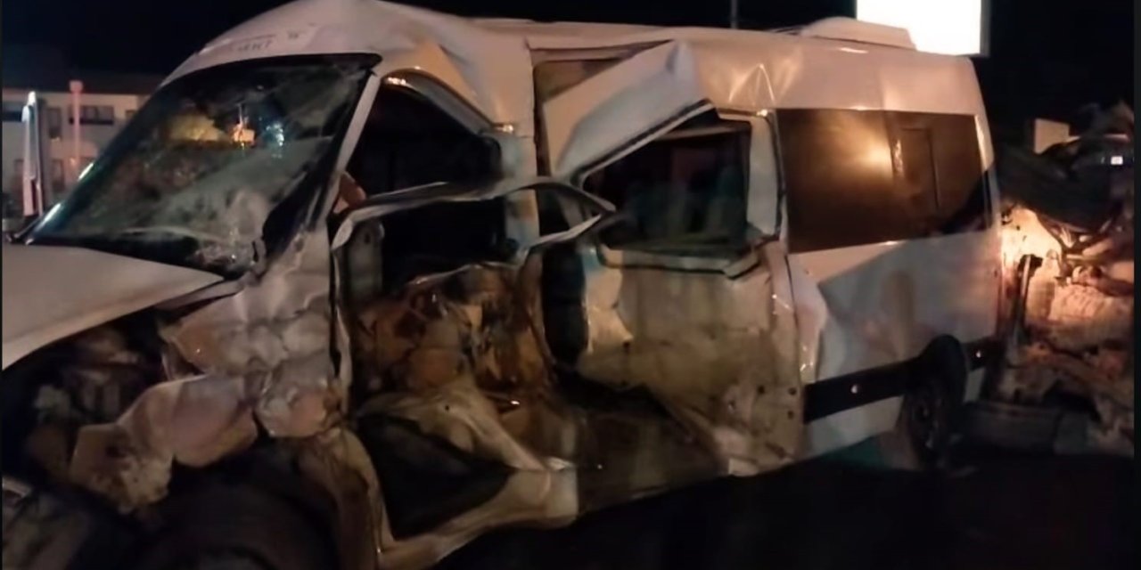 Servis minibüsü ile otomobil çarpıştı: 3 yaralı