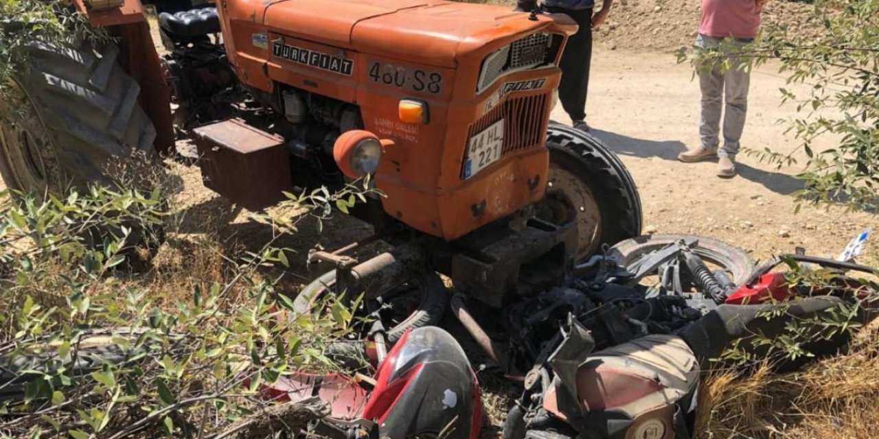 Traktörle çarpışan motosikletin genç sürücüsü öldü