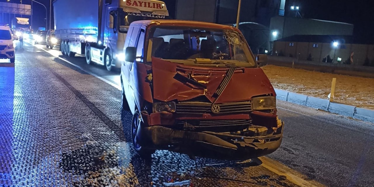 Konya'da kamyonet tıra çarptı: 1 sürücü yaralandı
