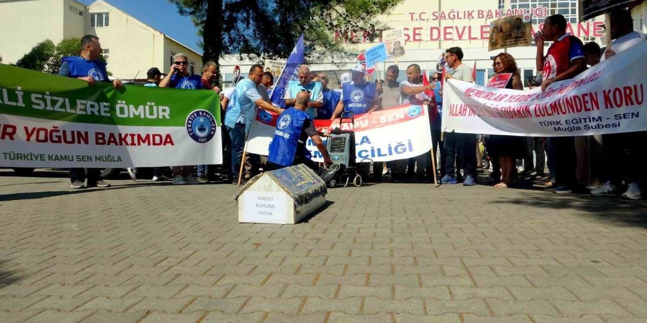 Memurlar iş bırakıp tabutlu eylem yaptı