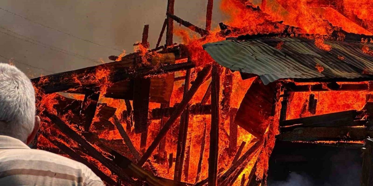 5 samanlık kül oldu