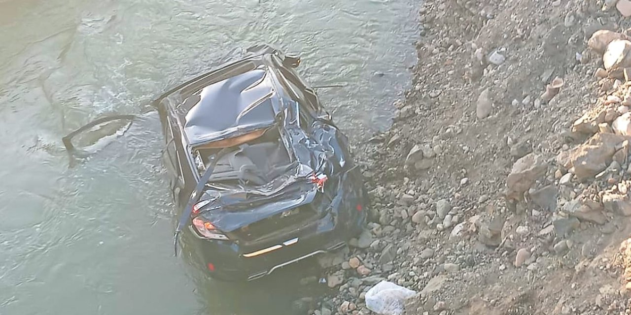 Otomobil Peri Çayı’na düştü, anne ve kızı yaralandı