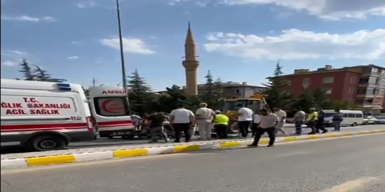 Dur ihtarından kaçan motosikletli iş makinesine çarptı: 1 ölü