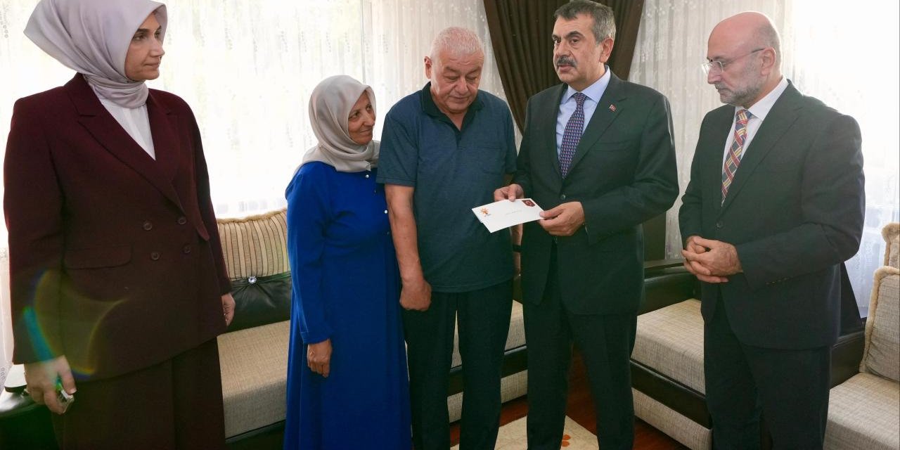 Bakan Tekin, Cumhurbaşkanı Erdoğan'ın "Terörsüz Türkiye" mektubunu şehit ailesine ulaştırdı