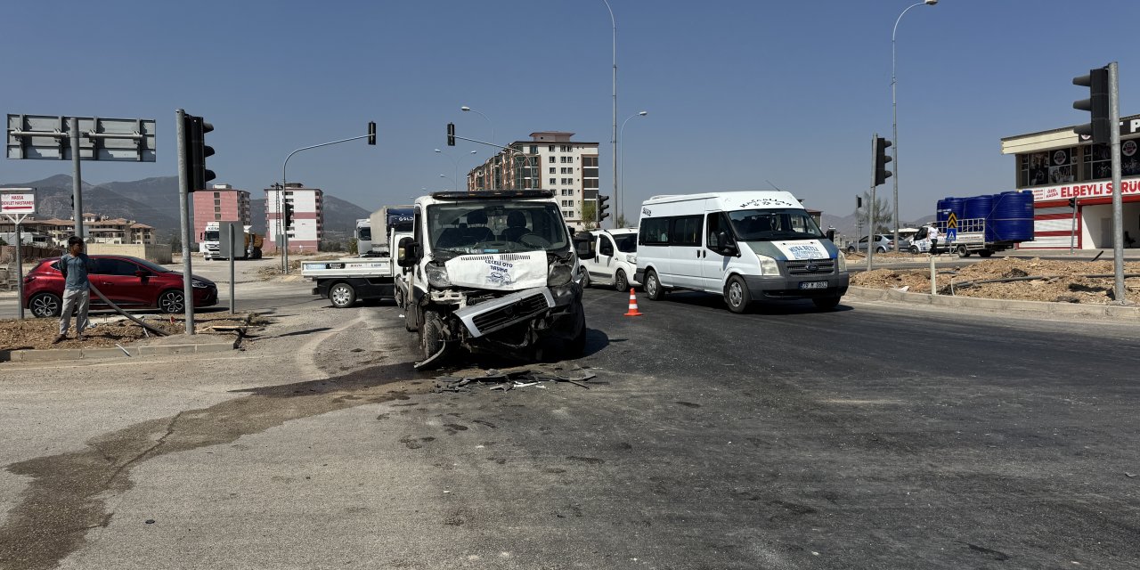 Düğüne gidenleri taşıyan otomobil ile çekici çarpıştı; 3 ölü, 2 yaralı