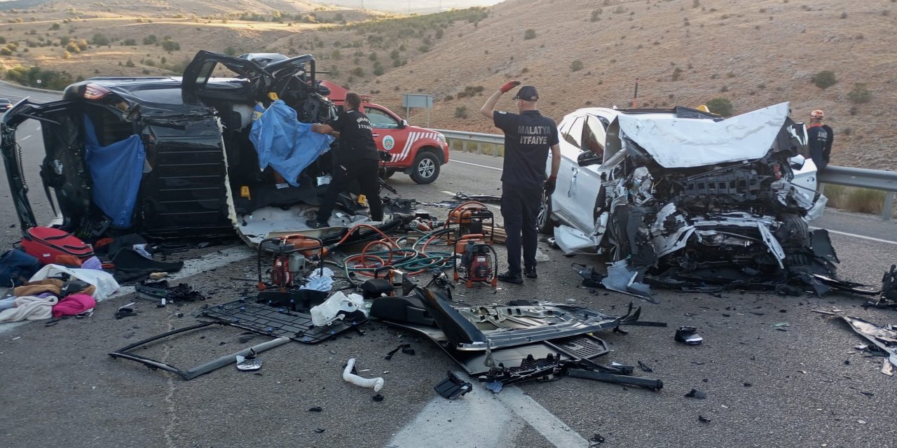 Son Dakika! Hafif ticari araç ile otomobil çarpıştı: 4 ölü, 2 yaralı