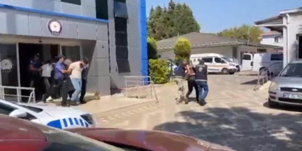 Ceza yazan polise saldırdılar