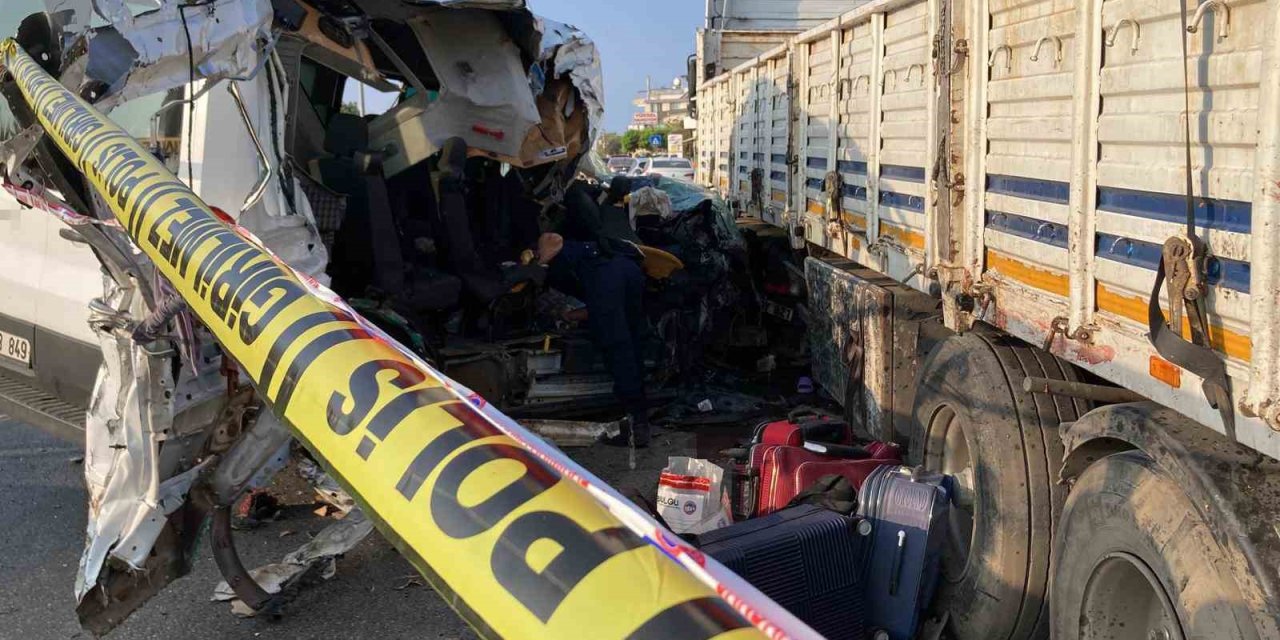 Öğrencileri tatile getiren minibüs kaza yaptı: 2 ölü, 10 yaralı
