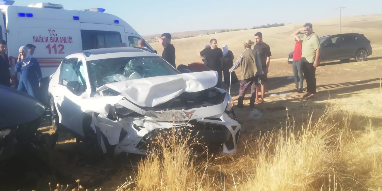 İki otomobil kafa kafaya çarpıştı: 6 yaralı