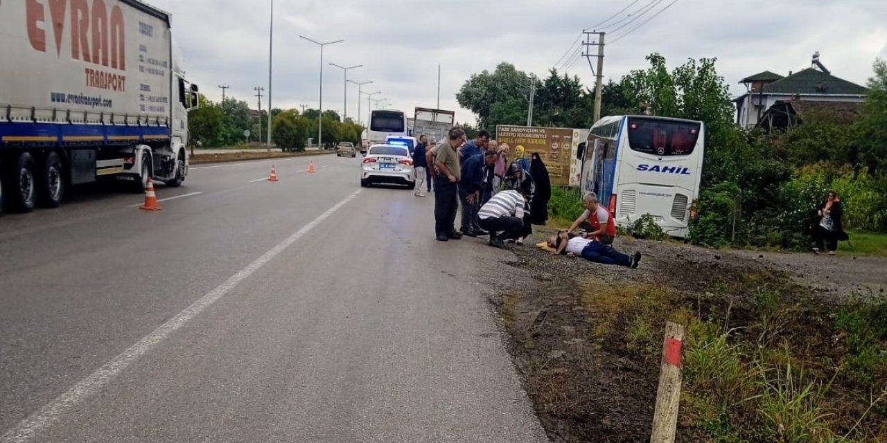 Yolcu otobüsü kamyonete branda çekenlere çarptı; 1 ölü, 1 ağır yaralı