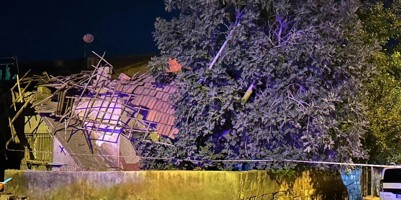 Evin çatısı çöktü; anne ve kızı son anda kurtuldu