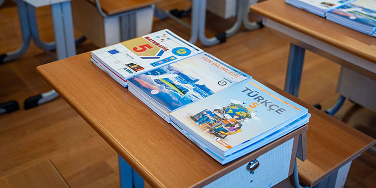 Her biri ücretsiz... 184 milyon ders kitabı sıralarda yerini aldı