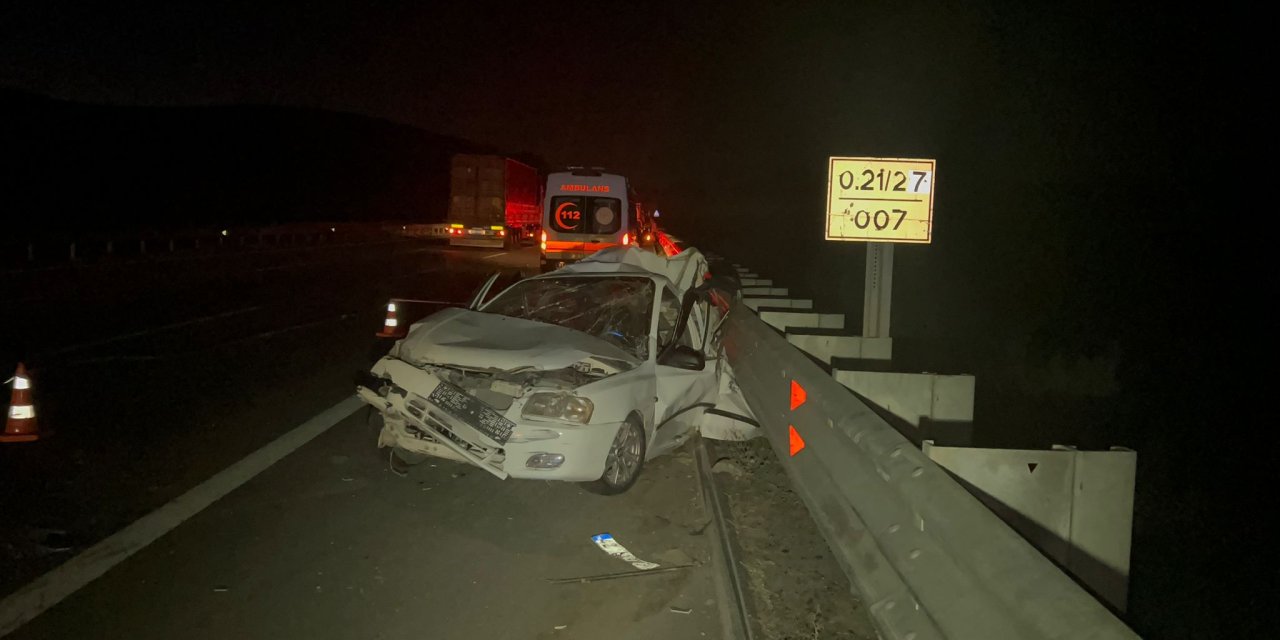 TIR, emniyet şeridinde bekleyen otomobile çarptı: 3 ölü, 1 yaralı