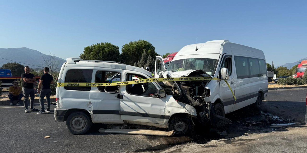 İşçi servis minibüsü ile hafif ticari araç kafa kafaya çarpıştı: 1 ölü, 13 yaralı