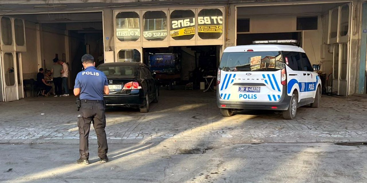 Oto tamirci kalfası, oynadığı tabancanın ateş almasıyla çırağını yaraladı