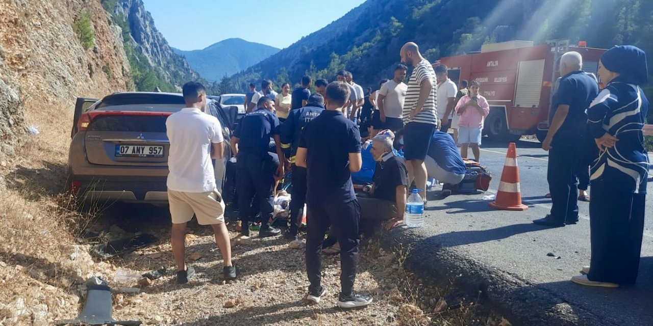 Otomobil çekici ile çarpıştı: 5 yaralı