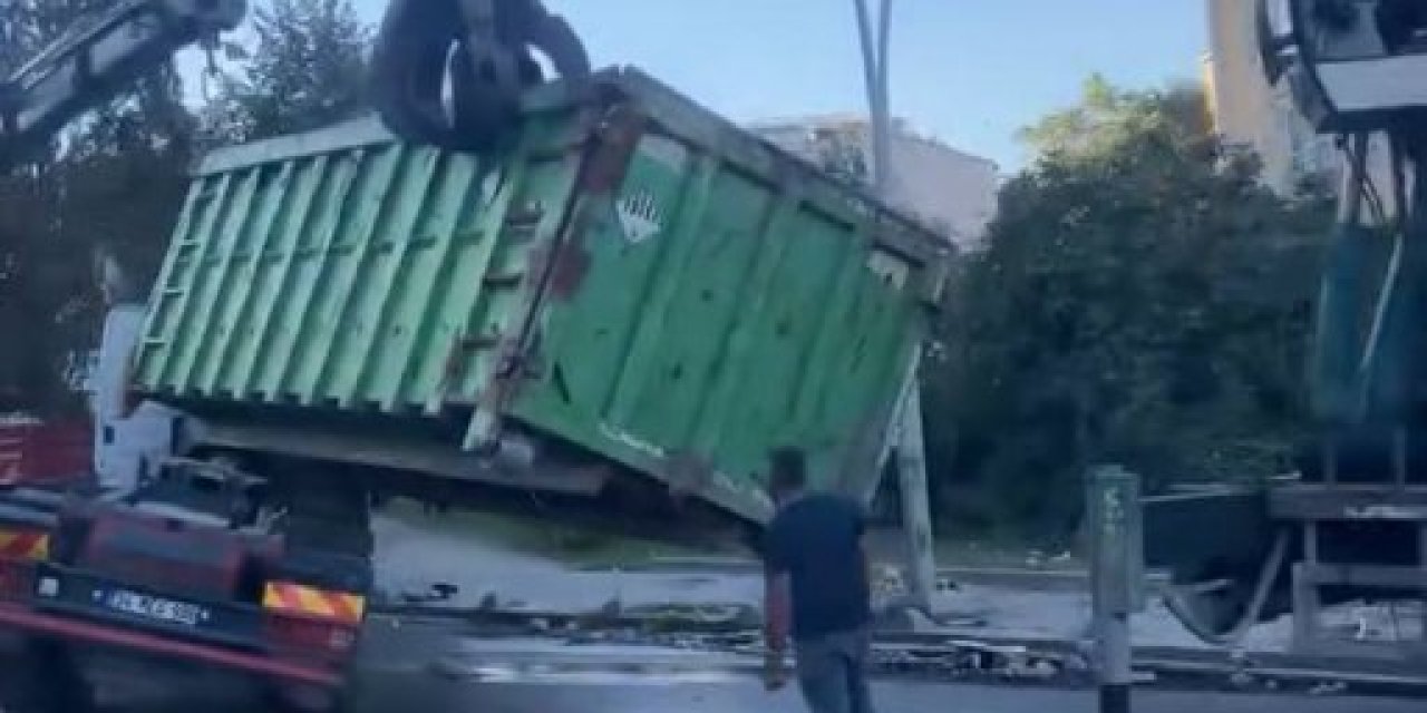 Demir yüklü kamyon devrildi