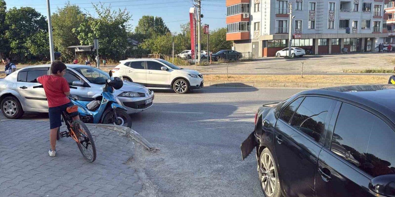 Yayaya yol vermek istedi, 3 araç birbirine girdi