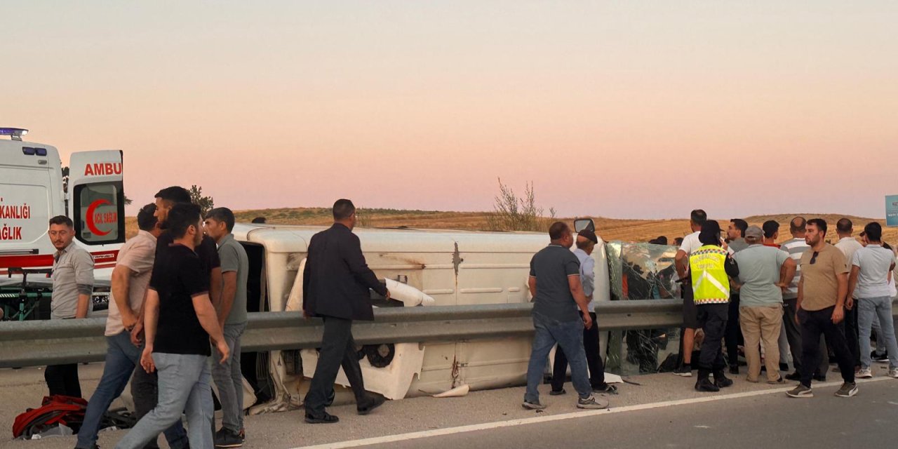 Otomobil ile minibüs çarpıştı: 10 yaralı