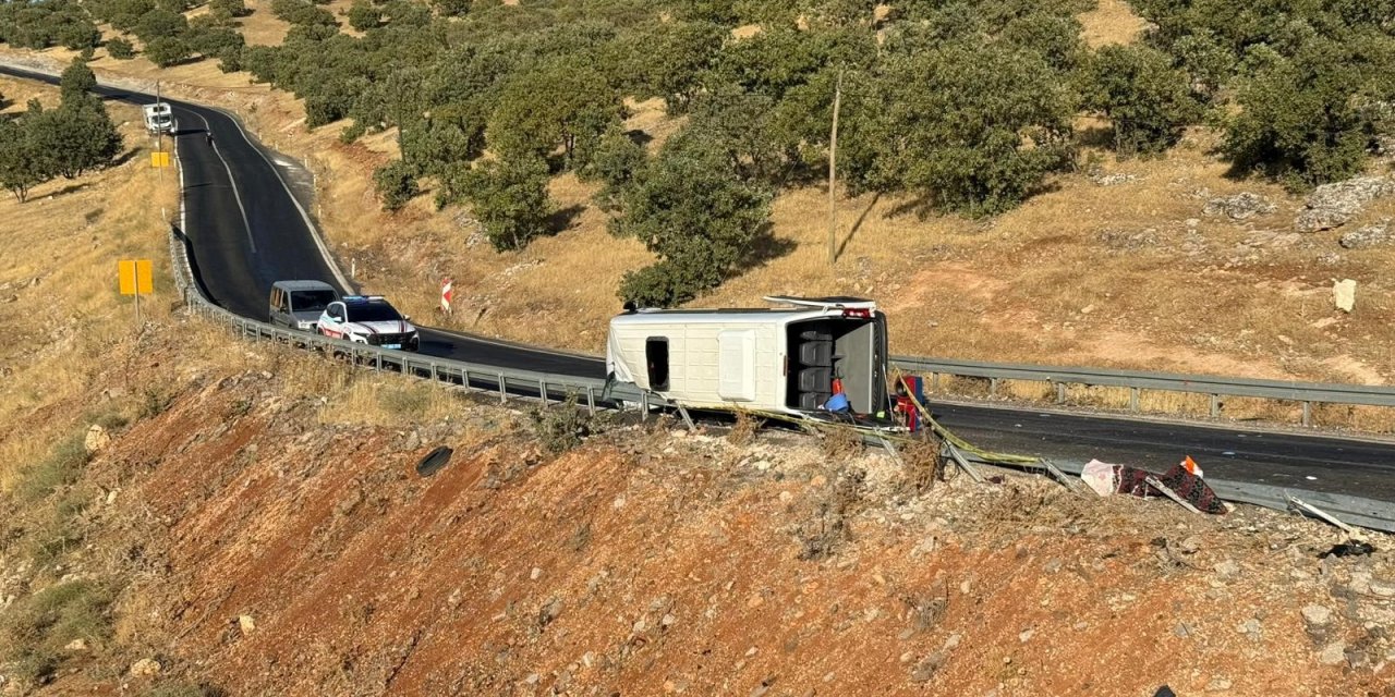 Kadınları taşıyan minibüs devrildi: 1 ölü, 15 yaralı