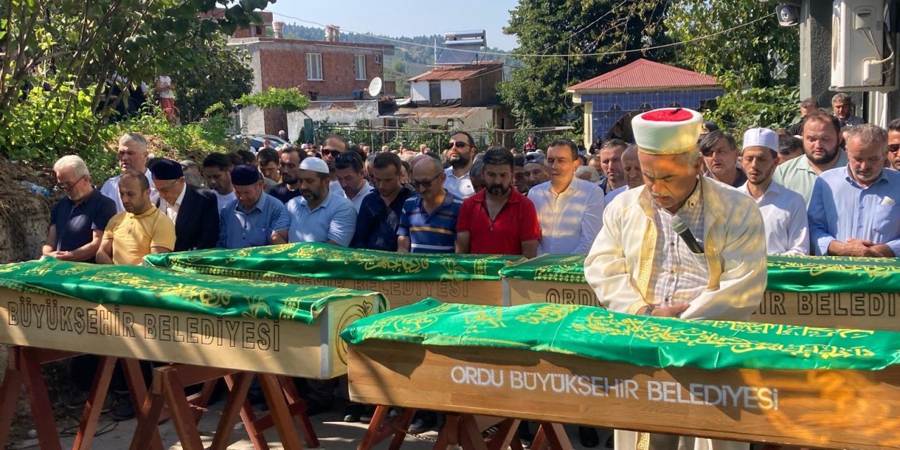 Patpat kazasında ölen 4 kişi yan yana toprağa verildi