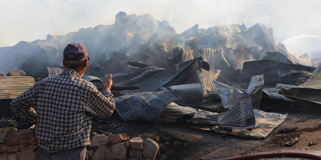 Yangında 12 ev ve 10 ahır yandı
