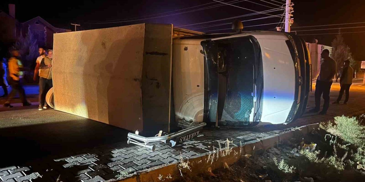 Konya'da kamyonet ile otomobil çarpıştı