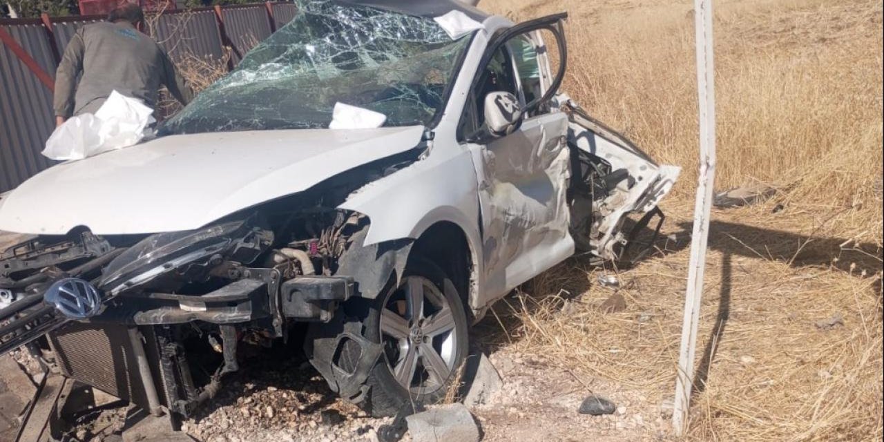 Belediye otobüsü ile otomobil çarpıştı: 1 ölü