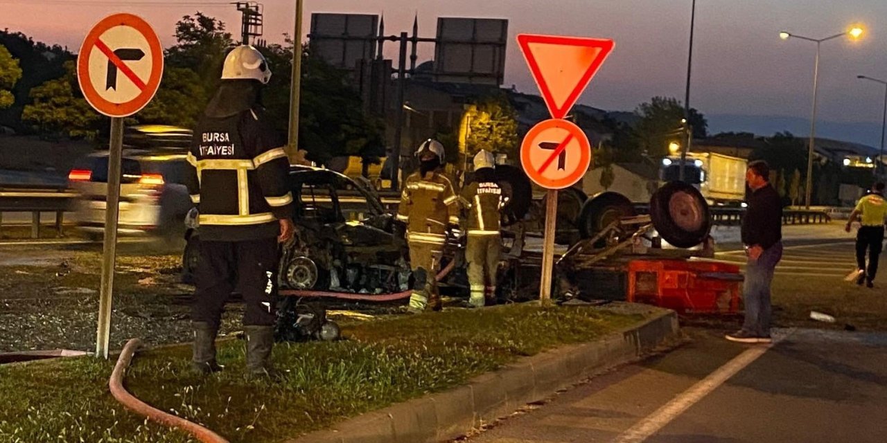 Traktöre çarpıp yanan otomobildeki anne-kız yaralandı