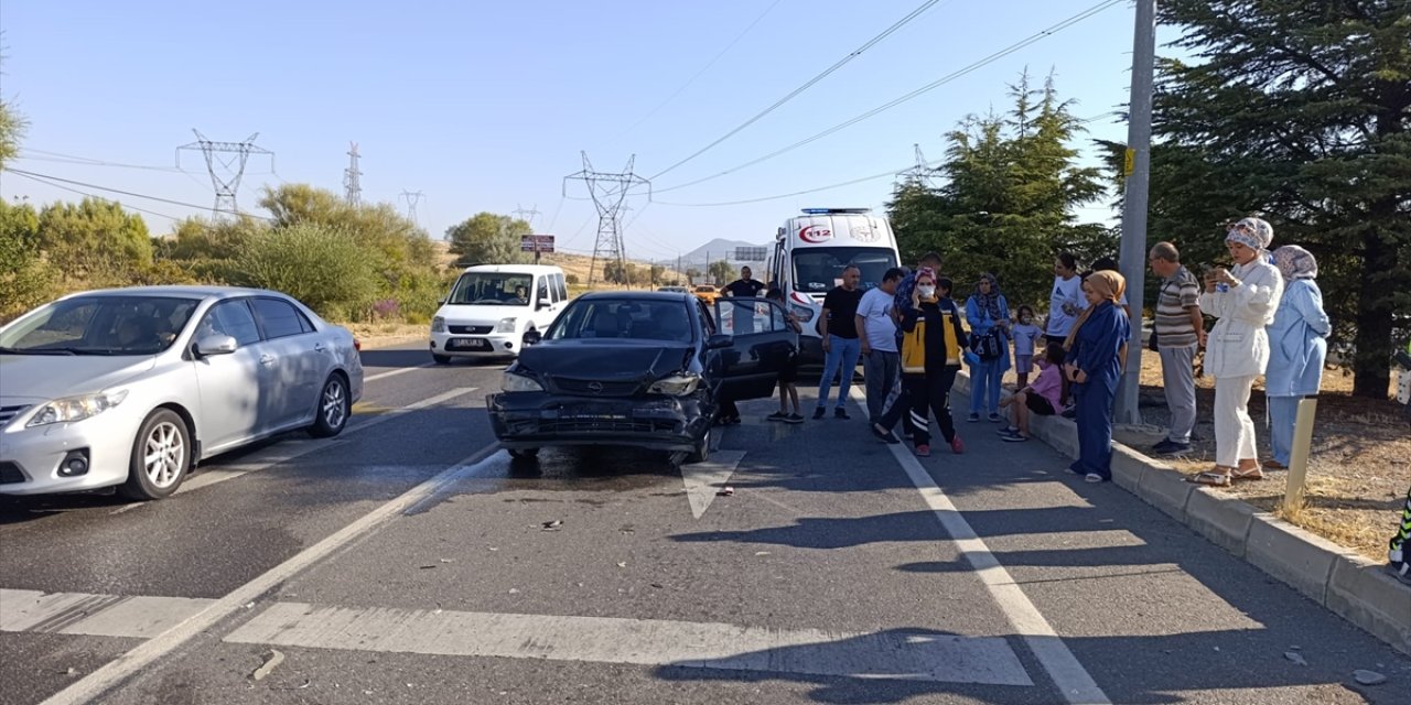 Konya'da iki otomobil çarpıştı, 4 kişi yaralandı