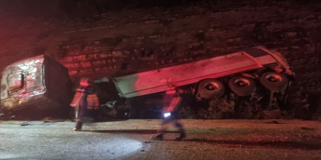 Kamyon şarampole devrildi: Sürücünün eşi hayatını kaybetti