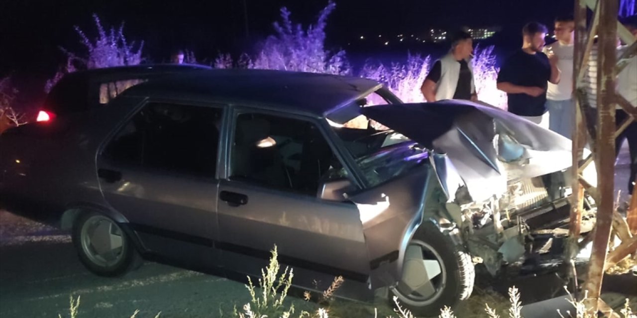 Konya'da otomobil elektrik direğine çarptı! Yaralılar var