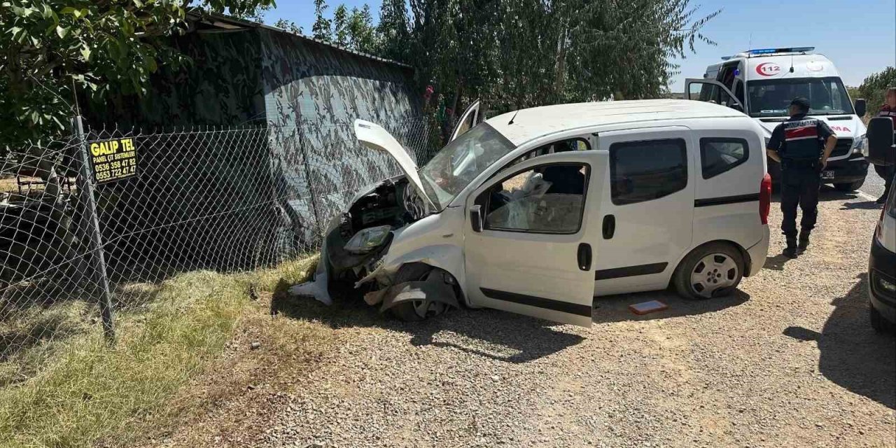 Konya’da lastiği patlayan araç bariyerlere çarptı: 2 yaralı
