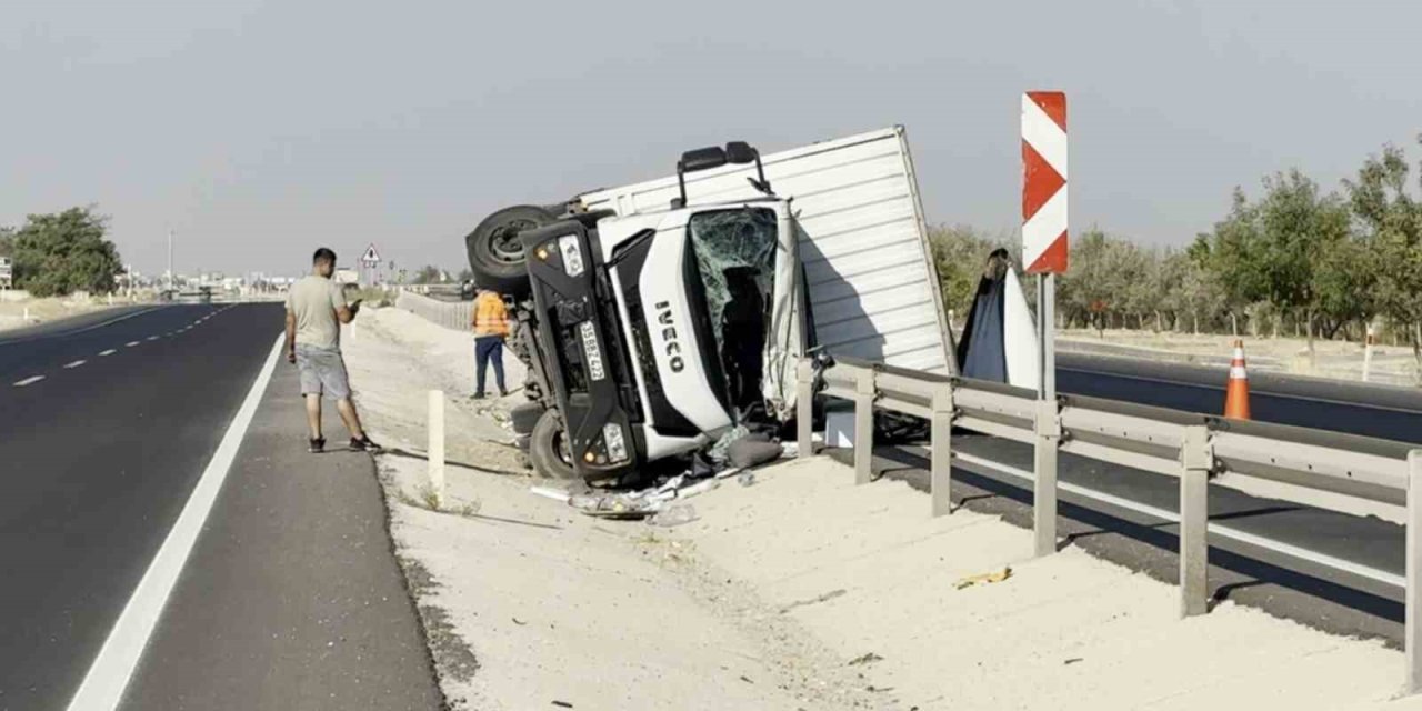 Aksaray-Konya kara yolun bariyerlere çarpan kamyonet yan yattı