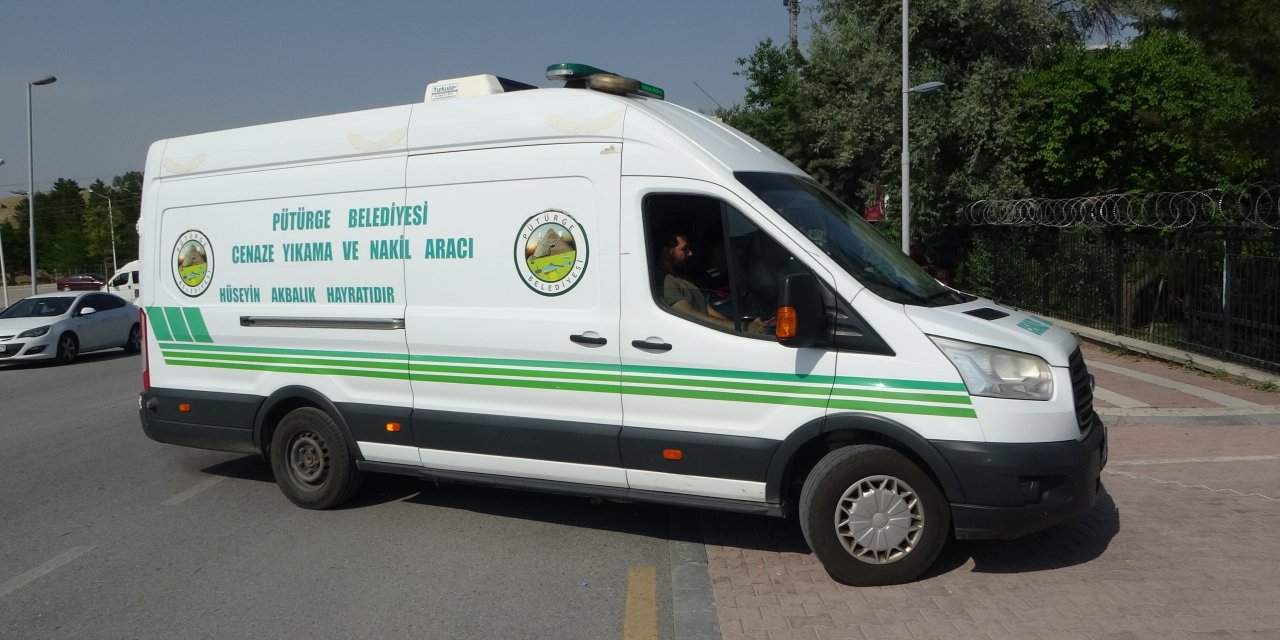 Tartışma bıçaklı kavgaya döndü: 1 ölü