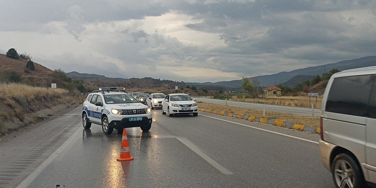 Hafif ticari araç refüje çarptı; 1 ölü, 4 yaralı