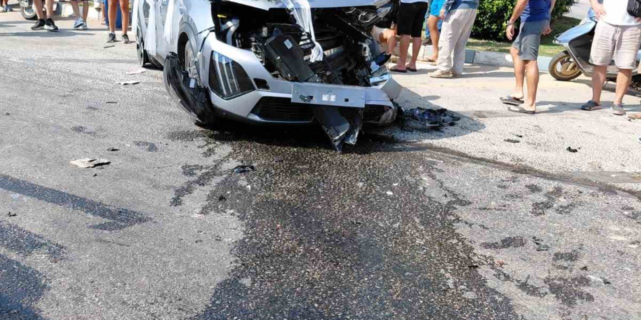 Kırmızı ışık ihlali yapan araç, gelin arabasıyla çarpıştı