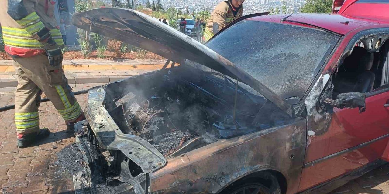 Seyir halindeki Tofaş alev alev yandı