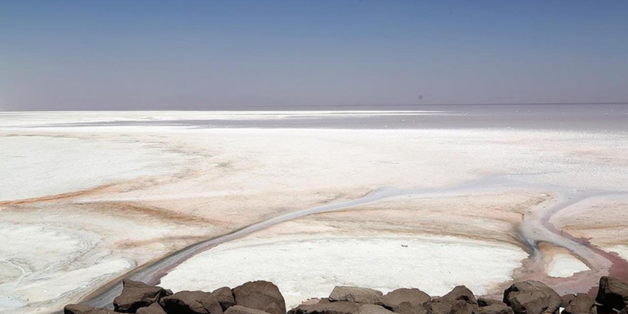 Kuraklıkla boğuşan İran'daki Urumiye Gölü tamamen kurudu