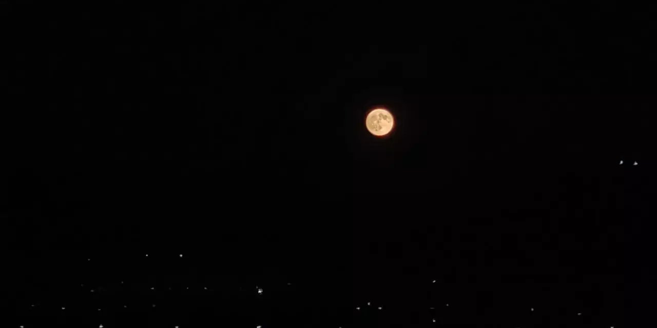 Türkiye'den net izlenecek! 'Kanlı Ay' tutulması başladı