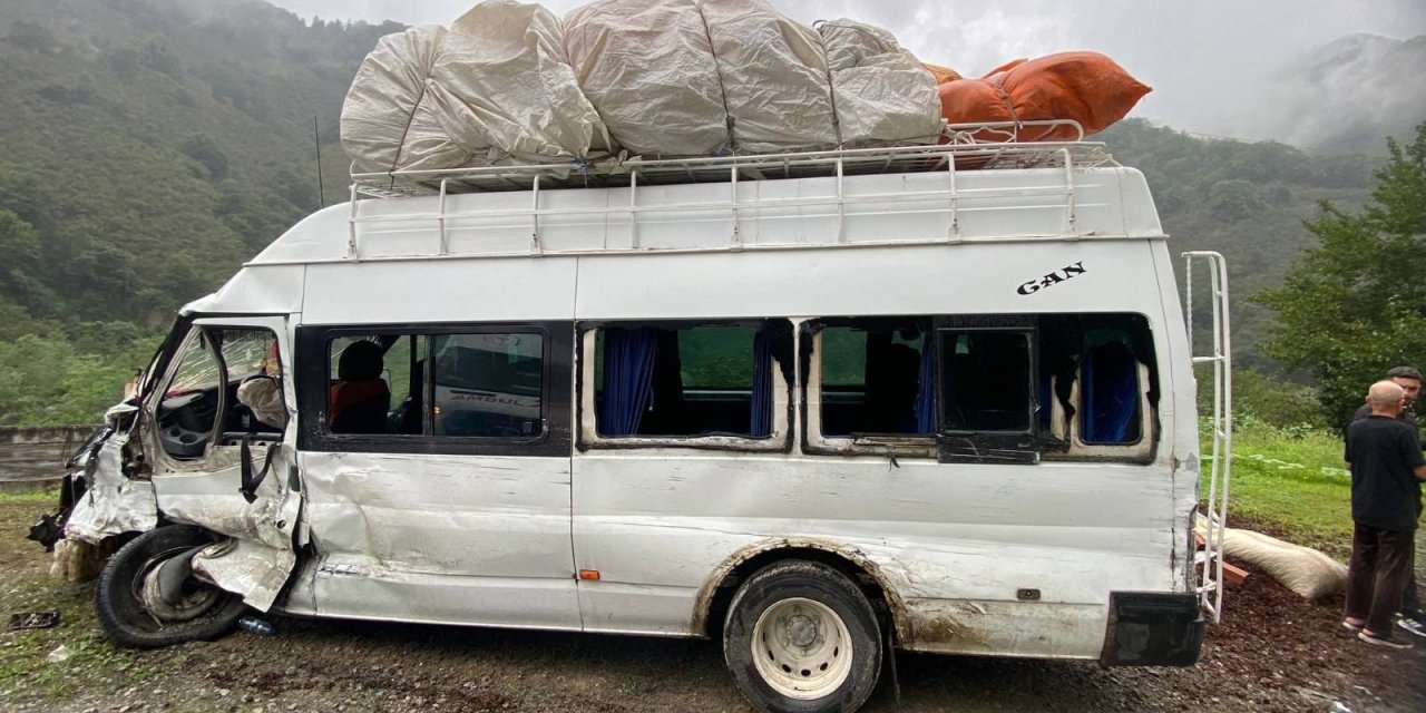 2 minibüs çarpıştı; 10 tarım işçisi yaralandı